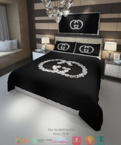 Gucci White Flower logo black Quilt Bedding Set -livanniespoon Store